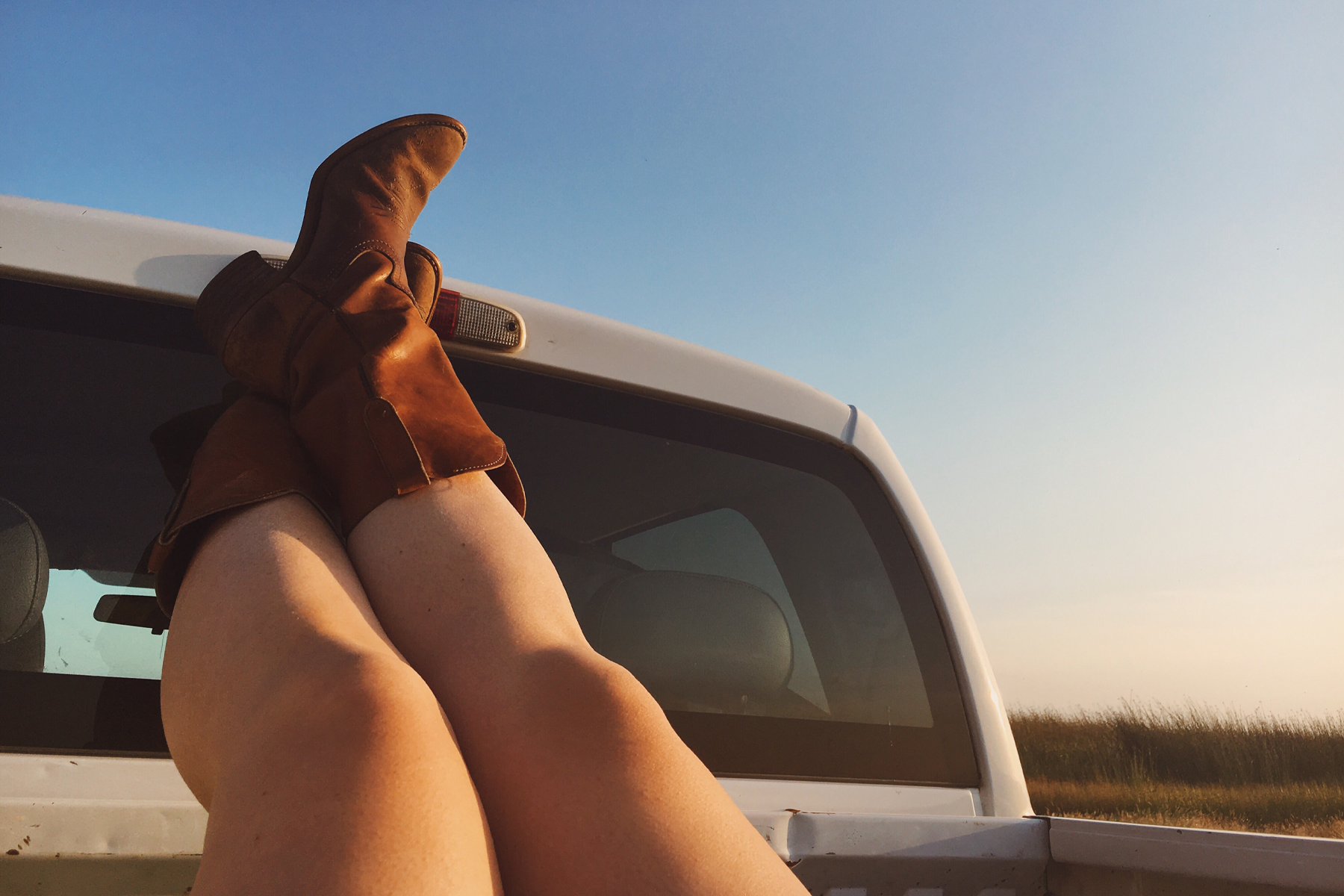 Discover specialized strategies for maintaining vein health in the dry, intense heat of the American Southwest. Learn how to prevent dehydration-related vein issues and protect your circulation in desert climates.