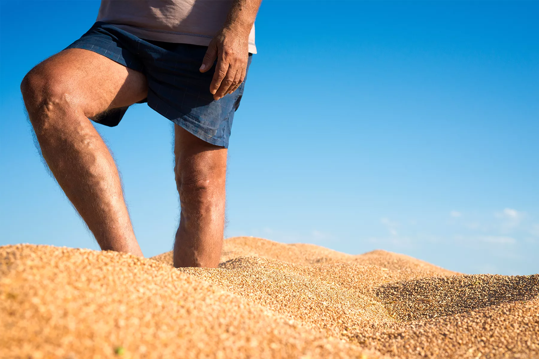 Discover specialized strategies for maintaining vein health in the dry, intense heat of the American Southwest. Learn how to prevent dehydration-related vein issues and protect your circulation in desert climates.