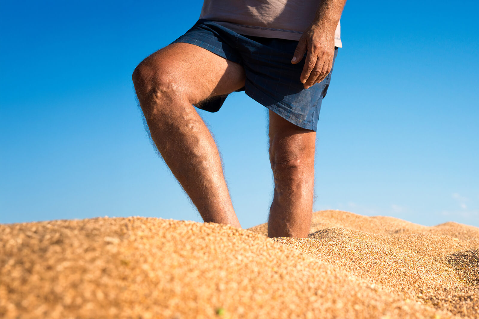 Discover specialized strategies for maintaining vein health in the dry, intense heat of the American Southwest. Learn how to prevent dehydration-related vein issues and protect your circulation in desert climates.