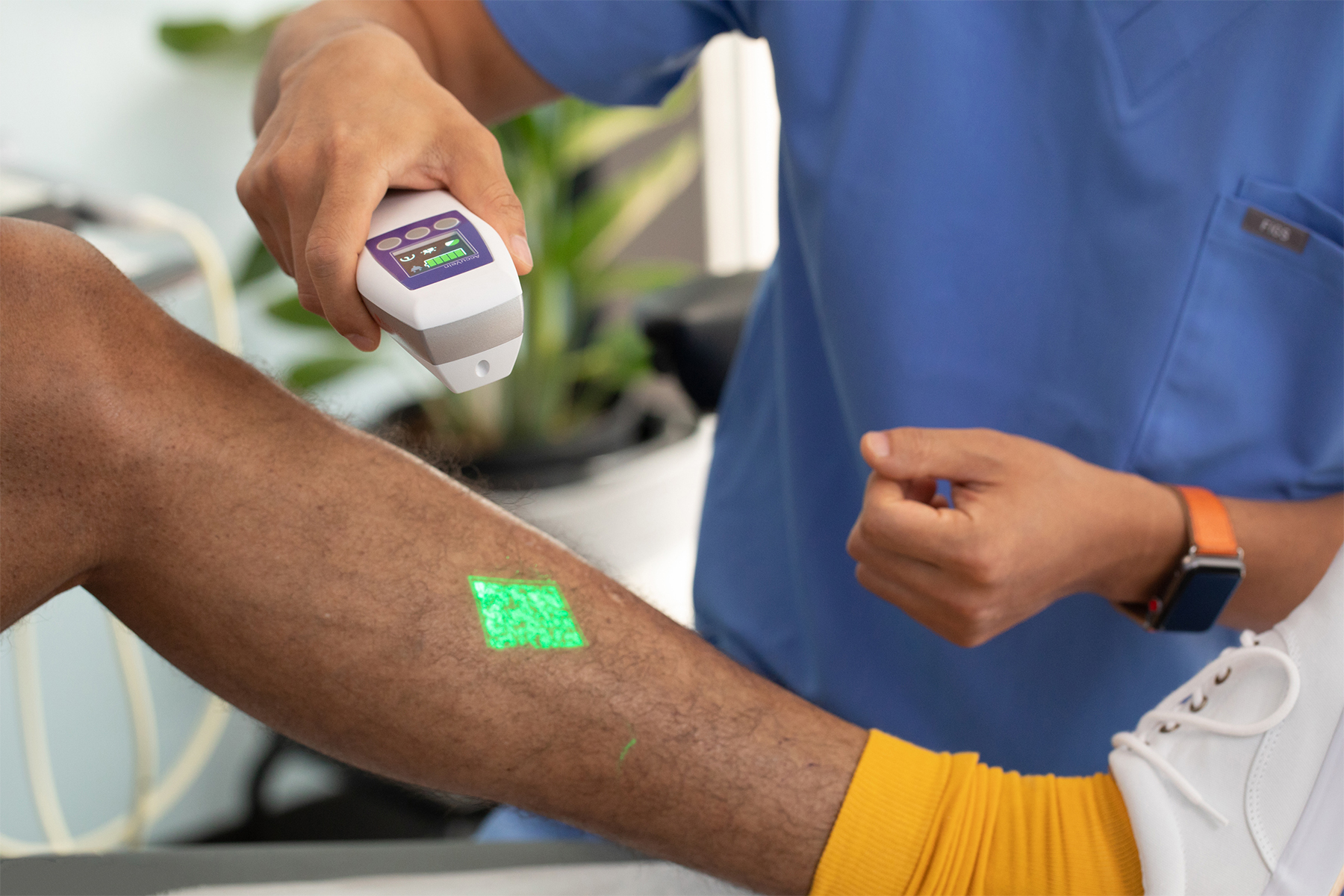 Descubre el futuro de los tratamientos venosos y los avances en la atención médica. Explora tecnologías innovadoras como HIFU, procedimientos asistidos por robots, nanotecnología y planes de tratamiento personalizados impulsados por IA. Aprende cómo los conocimientos genéticos y las técnicas mínimamente invasivas mejoradas están revolucionando el cuidado venoso para una recuperación más rápida, menos molestias y estrategias de prevención dirigidas. Mantente informado sobre las innovaciones que están transformando la salud vascular.