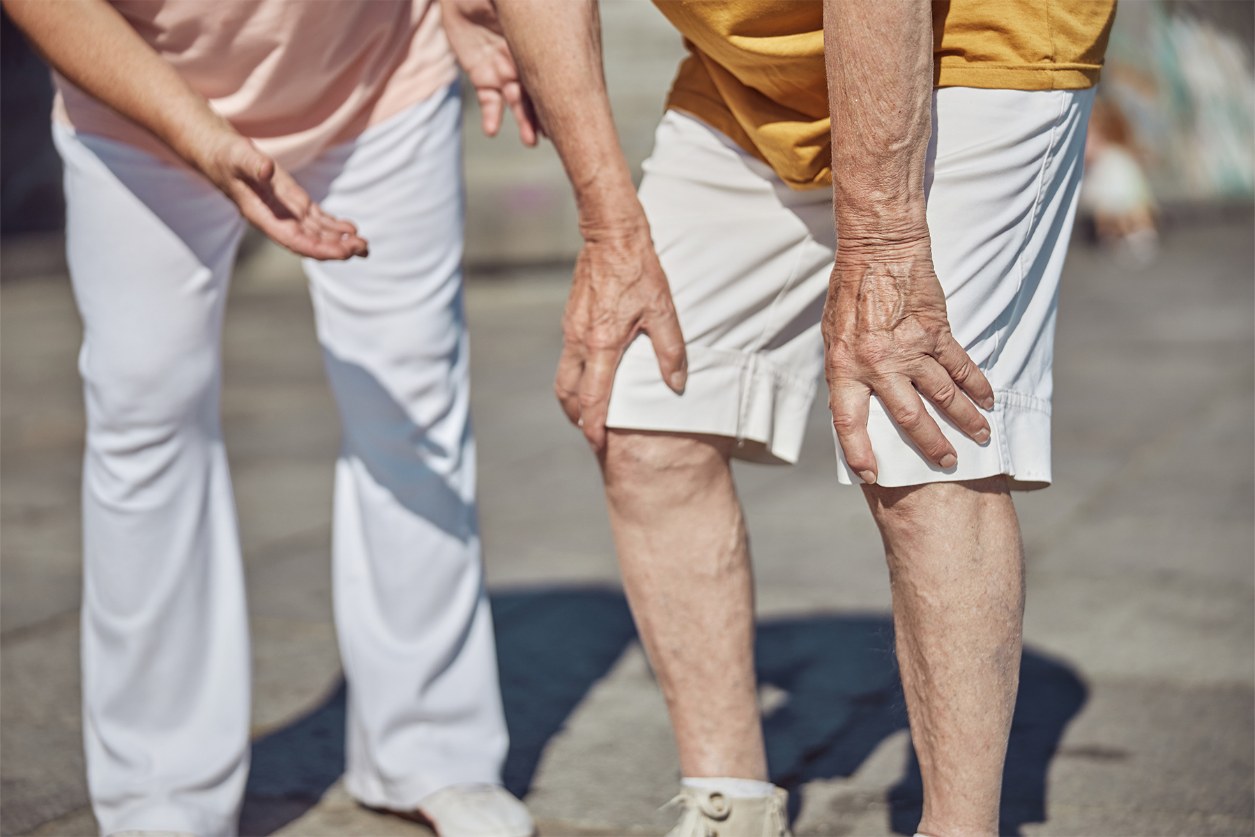 Descubre la relación entre los calambres en las piernas y los problemas de circulación venosa, las opciones de tratamiento efectivas y las estrategias de prevención para mejorar la salud vascular y reducir los dolorosos calambres nocturnos.